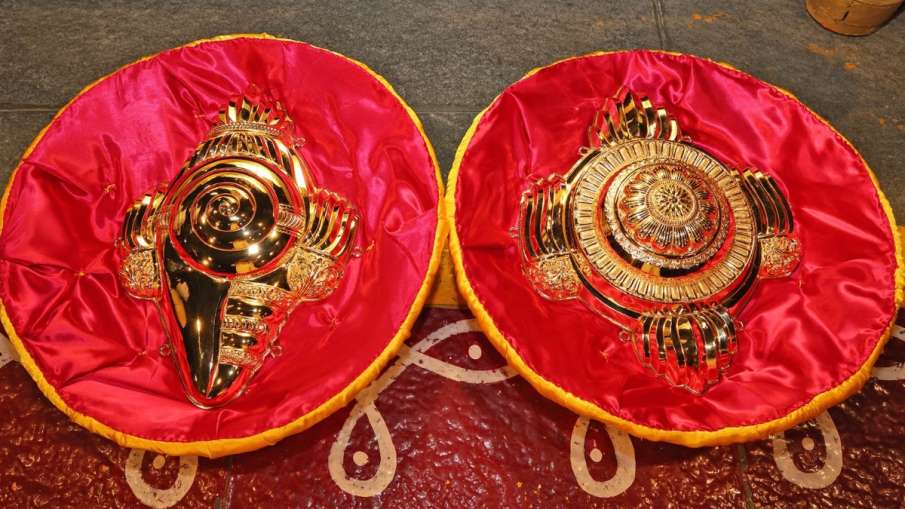 Golden conch shell and gold cycle