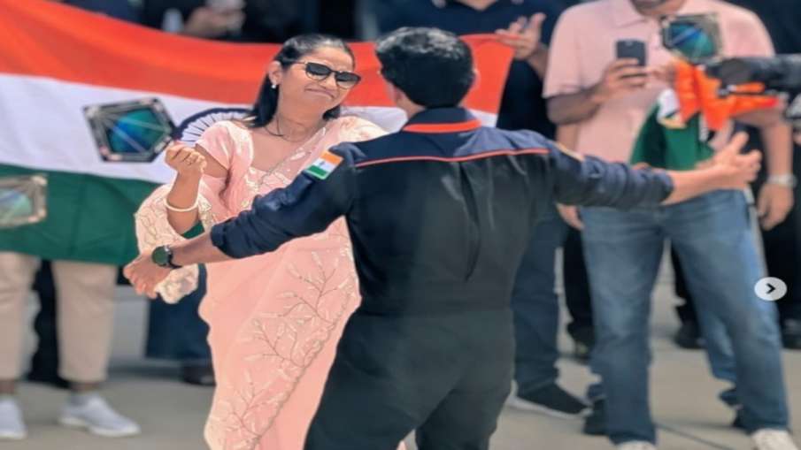 shubhanshu shulka meets wife