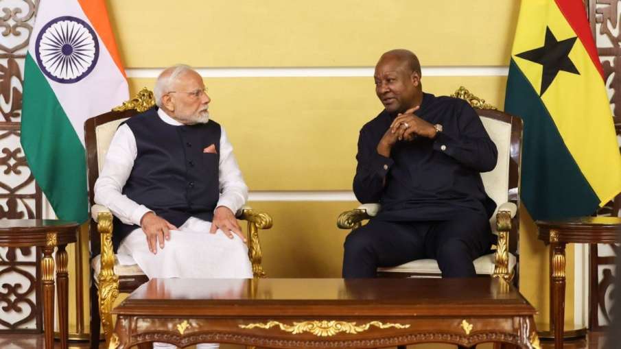 प्रधानमंत्री नरेंद्र मोदी (बाएं) और घाना के राष्ट्रपति जॉन ड्रामानी महामा(दाएं)
