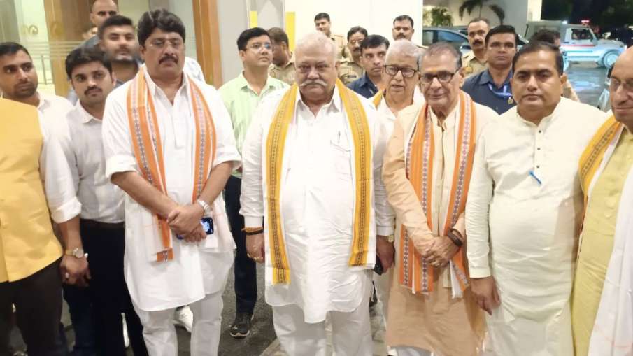 डिनर पार्टी में ठाकुर विधायक