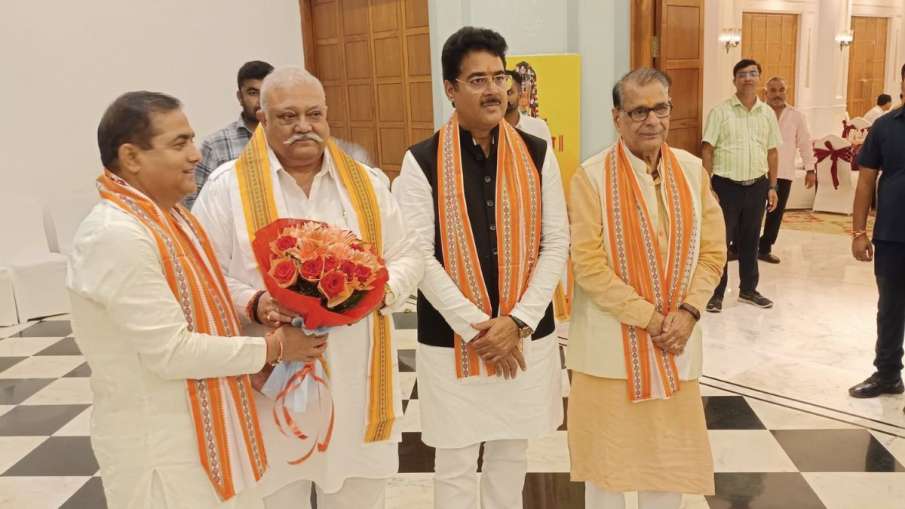 डिनर पार्टी में ठाकुर विधायक