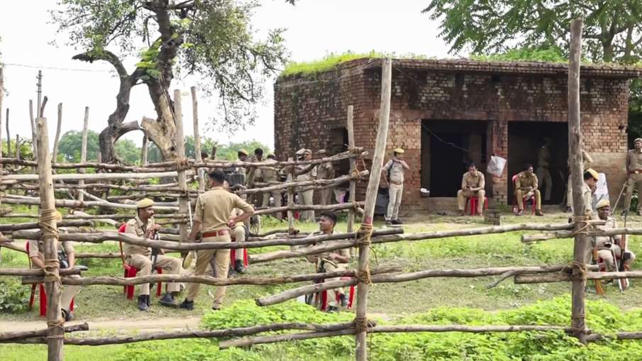 मकबरे में बवाल के बाद इलाके में कई थानों की पुलिस तैनात।