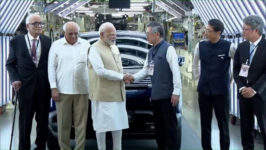 In this program, PM Modi along with Gujarat Chief Minister Bhupendra Patel and Japan Ambassador Keichi Ono  In this program, PM Modi along with Gujarat Chief Minister Bhupendra Patel and Japan Ambassador Keichi Ono