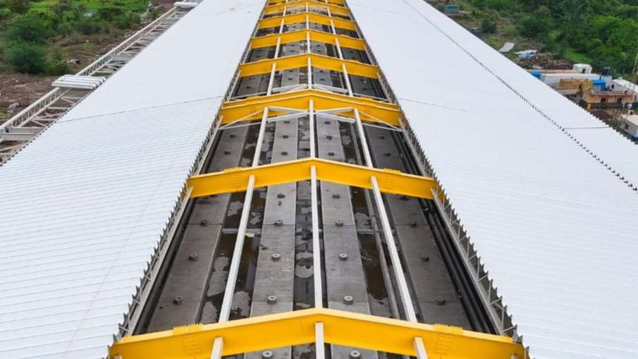 बुलेट ट्रेन स्टेशन का ऊपरी हिस्सा। बुलेट ट्रेन स्टेशन का ऊपरी हिस्सा।