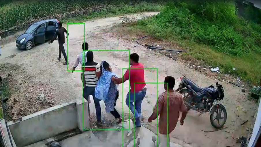 अपहरण की घटना सीसीटीवी कैमरे में कैद।
अपहरण की घटना सीसीटीवी कैमरे में कैद।