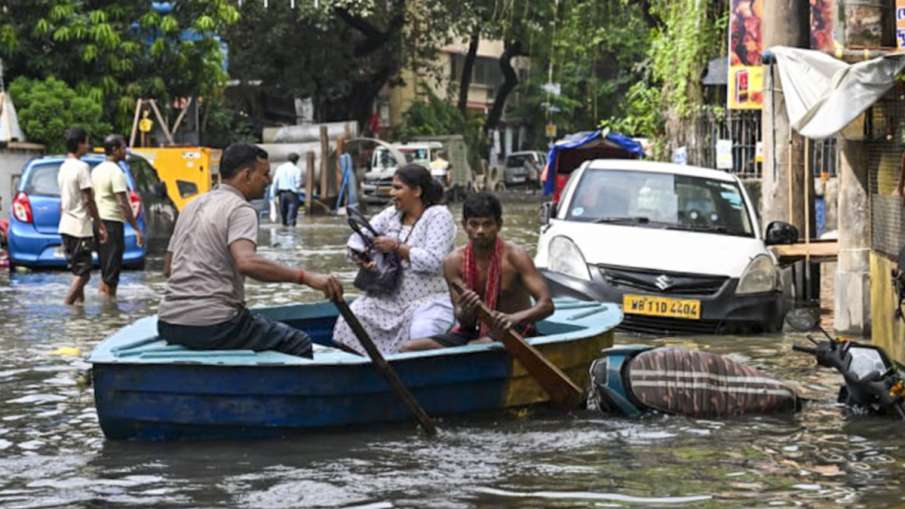 कोलकाता में मॉनसून बना जानलेवा
