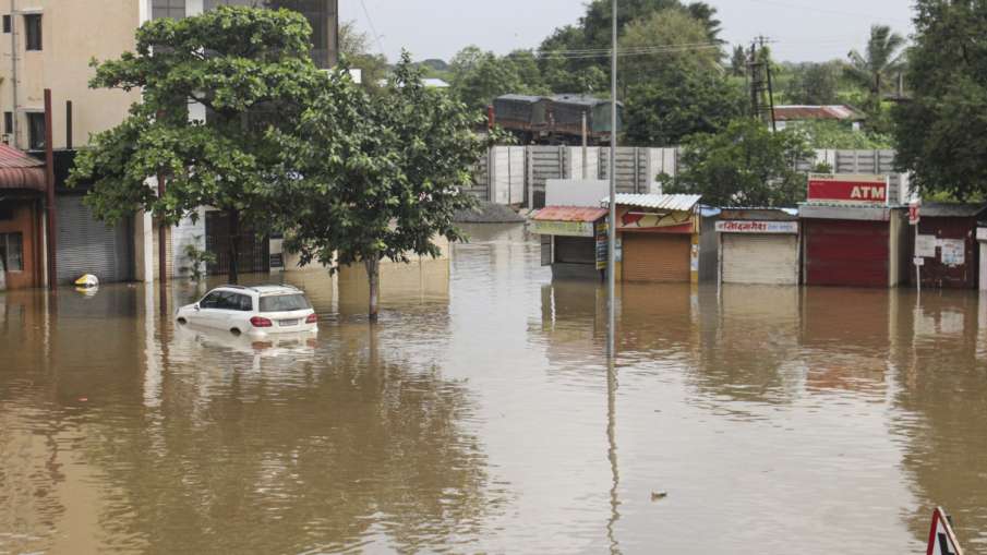 भारी बारिश से बाढ़ जैसे हालात