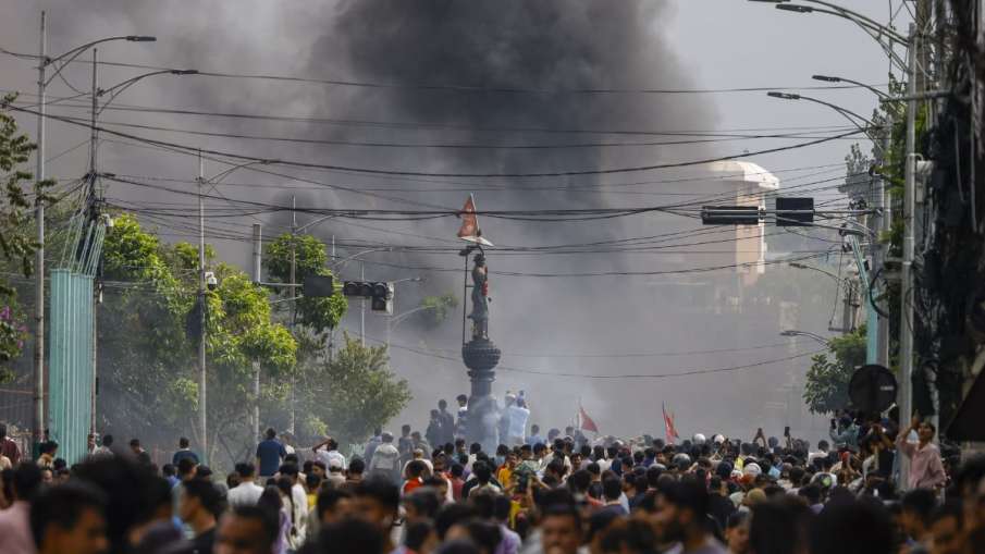 आगजनी के बाद काले धुएं और आग से घिरा नेपाल का सुप्रीम कोर्ट।