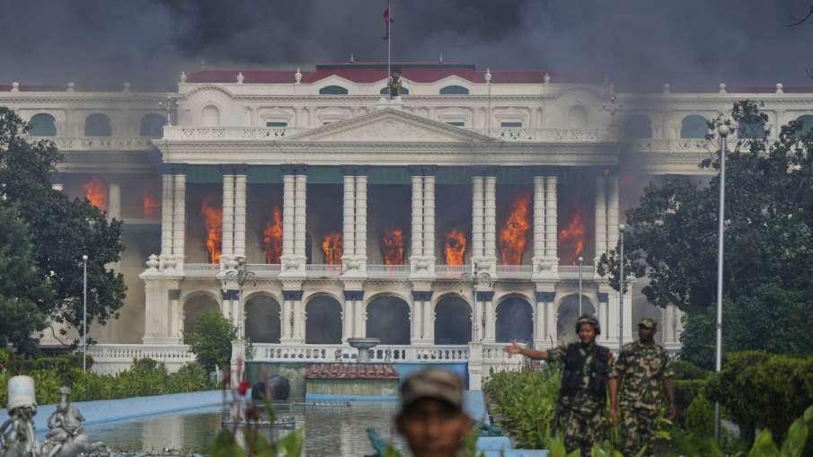 नेपाल के सिंह दरबार का वो भवन(जिसमें प्रधानमंत्री कार्यालय समेत अन्य मंत्रालय थे), धूं-धूं कर जलता ह