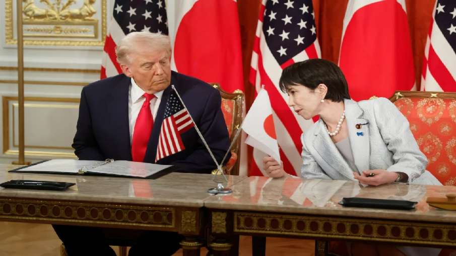 Donald Trump (L) Japanese prime minister Sanae Takaichi (R)