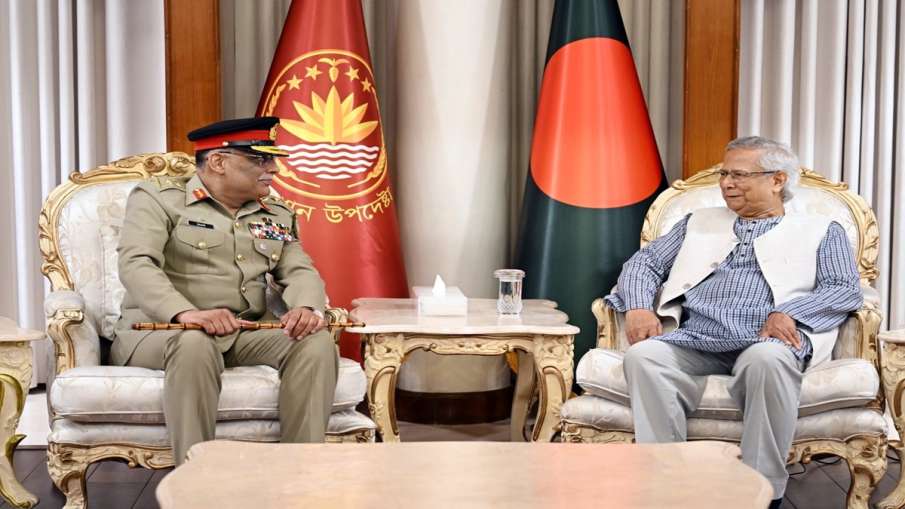 Muhammad Yunus (R) Pakistani General Sahir Shamshad Mirza (L)