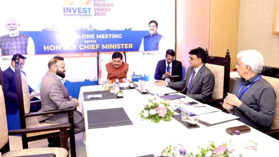 गुवाहाटी में उद्यमियों से मिले सीएम मोहन यादव।