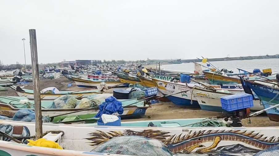 तूफान के चलते समुद्री तट पर मछुआरे अपनी नाव छोड़कर गए