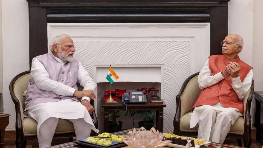 जन्मदिन के मौके पर लालकृष्ण आडवाणी के घर गए पीएम मोदी