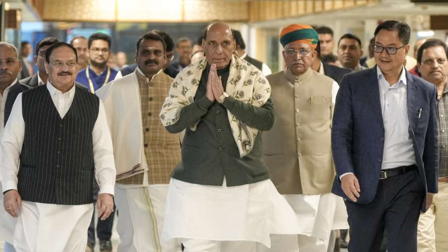 सर्वदलीय बैठक में शामिल हुए सत्ता पक्ष के शीर्ष नेता