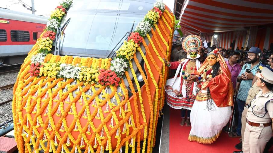 पीएम मोदी ने 4 नई वंदे भारत को दिखाई हरी झंडी पीएम मोदी ने 4 नई वंदे भारत को दिखाई हरी झंडी