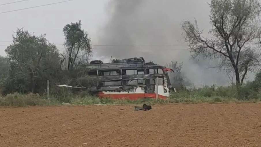 हाईटेंशन लाइन की चपेट में आने से पूरी बस में आग लग गई। हाईटेंशन लाइन की चपेट में आने से पूरी बस में आग लग गई।