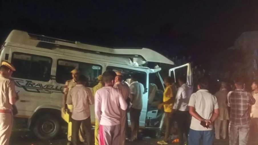 सड़क किनारे खड़े ट्रक ट्रेलर में टेंपो ट्रैवलर गाड़ी जा घुसी। सड़क किनारे खड़े ट्रक ट्रेलर में टेंपो ट्रैवलर गाड़ी जा घुसी।