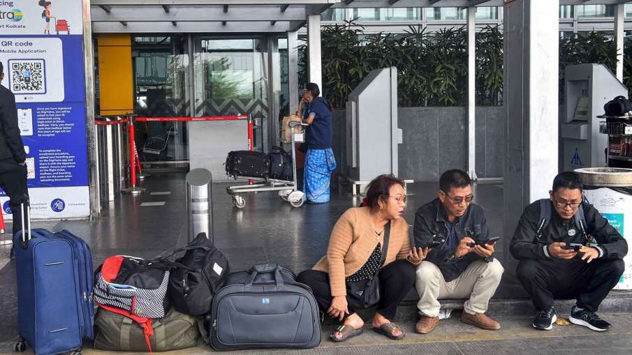 एयरपोर्ट पर फ्लाइट के इंतजार में मौजूद पैसेंजर्स।