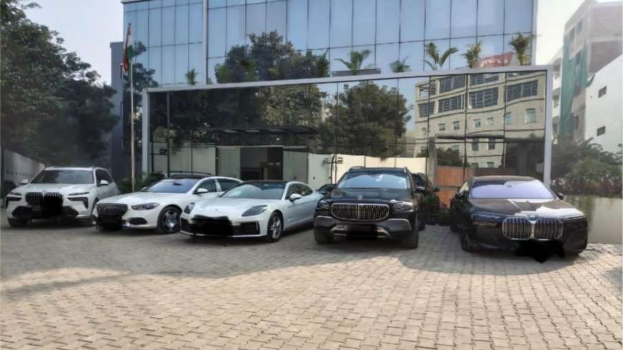 छापेमारी में पांच लग्जरी कारें बरामद हुईं