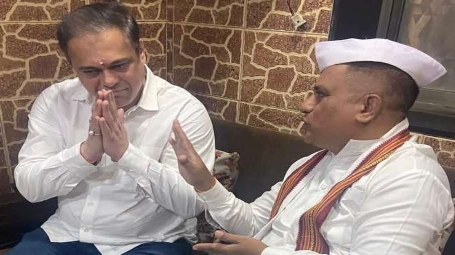 मुंबई बीजेपी अध्यक्ष डब्बावाला संगठन के अध्यक्ष सुभाष तालेकर से बात करते हुए. मुंबई बीजेपी अध्यक्ष डब्बावाला संगठन के अध्यक्ष सुभाष तालेकर से बात करते हुए.