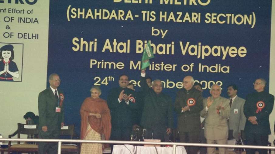 24 दिसंबर 2002 को डीएमआरसी की पहली मेट्रो का उद्घाटन करते तत्कालीन प्रधानमंत्री अटल बिहारी वाजपेयी।