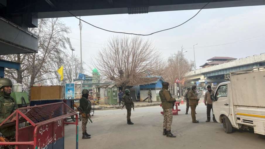 जम्मू-कश्मीर में हाई अलर्ट जम्मू-कश्मीर में हाई अलर्ट