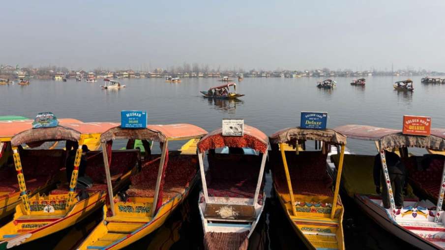 डल झील और उसके आसपास के इलाकों में गश्त बढ़ा दी गई है. डल झील और उसके आसपास के इलाकों में गश्त बढ़ा दी गई है.