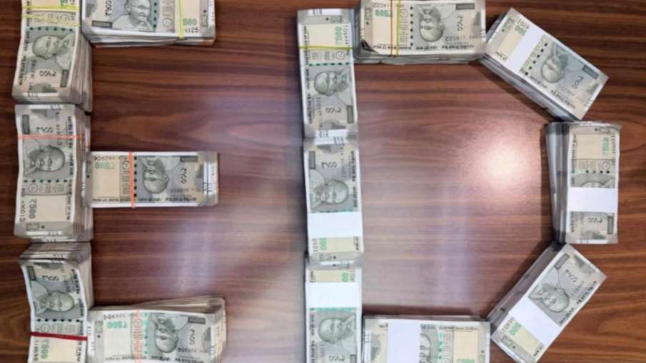 छापेमारी में 17 लाख रुपये नकद बरामद किये गये