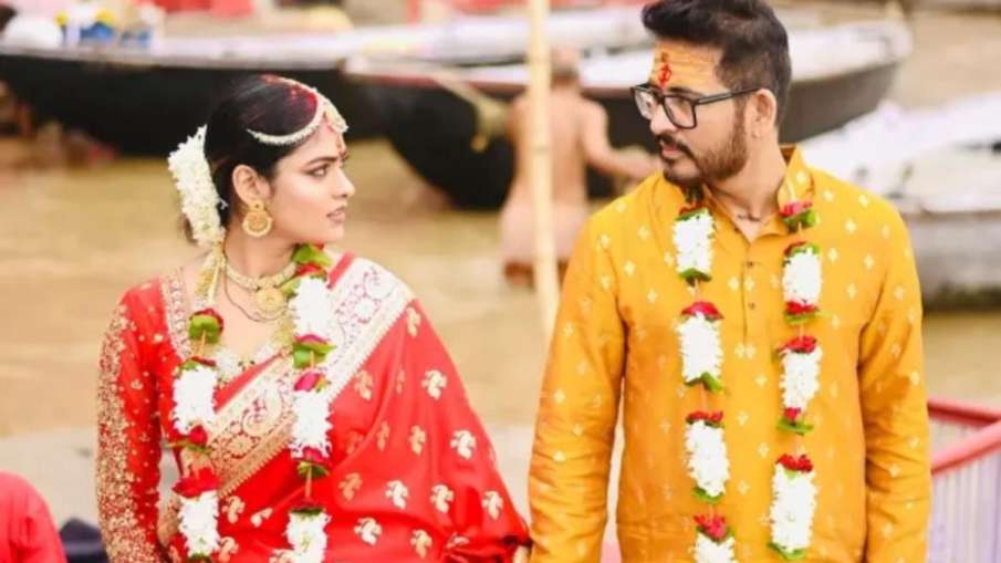 हिरण चटर्जी ने वाराणसी के गंगा घाट पर मॉडल रितिका गिरी के साथ दूसरी बार शादी रचाई।