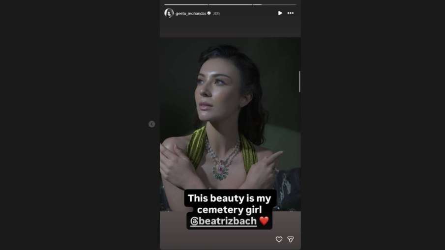 यश की 'टॉक्सिक' के टीजर में छाईं मिस्ट्री गर्ल Beatriz Taufenbach, जानें कौन हैं ये ब्राजीलियाई हसीना 2 यश की 'टॉक्सिक' के टीजर में छाईं मिस्ट्री गर्ल Beatriz Taufenbach, जानें कौन हैं ये ब्राजीलियाई हसीना