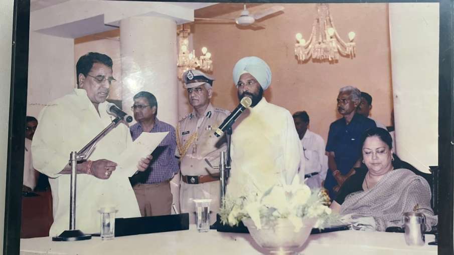 वसुंधरा राजे सरकार के दौरान वे कैबिनेट मंत्री रहे