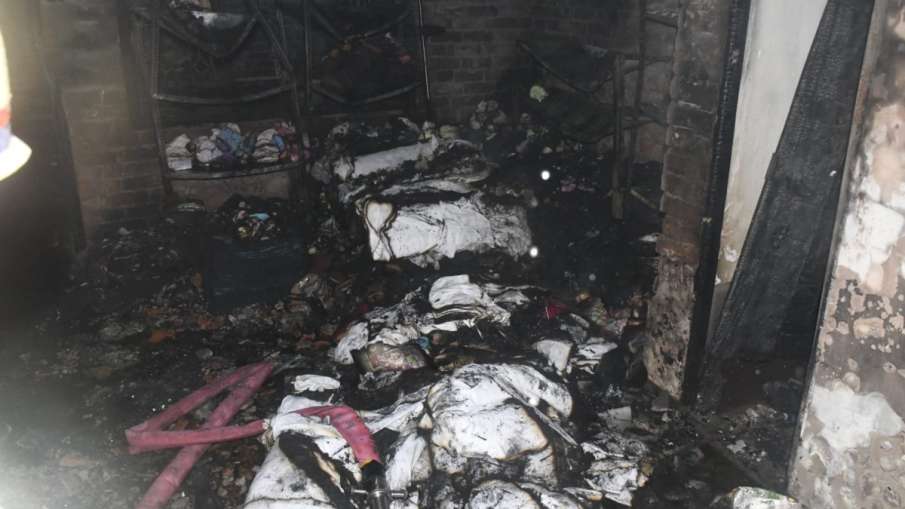 घर में कपड़े का काम होता था।