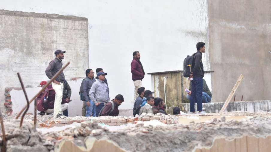 छत पर पहुंचे आवेदक 