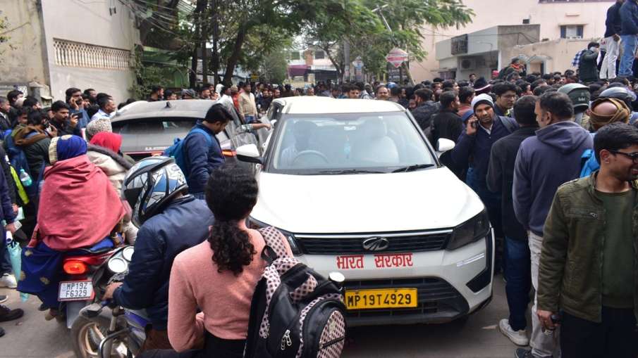 ऑफिस के बाहर जाम की स्थिति बन गई।