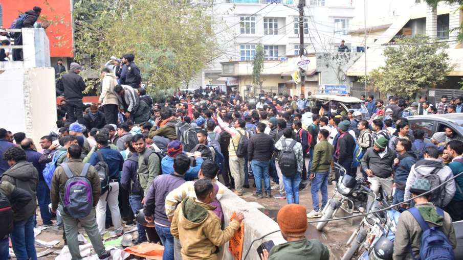 इंटरव्यू के लिए उमड़ी युवाओं की भीड़।