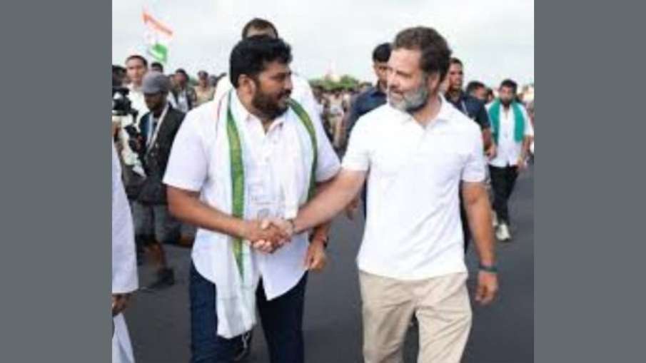 राहुल गांधी के साथ नरसिम्हा यादव की तस्वीर। 