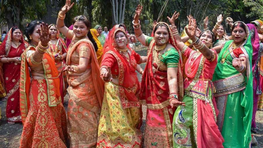 पारंपरिक वेशभूषा पहन सोलह श्रृंगार करती हैं महिलाए