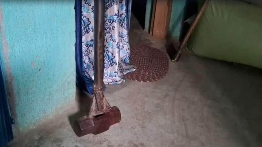 हत्या में इस्तेमाल हुआ हथौड़ा। हत्या में इस्तेमाल हुआ हथौड़ा।