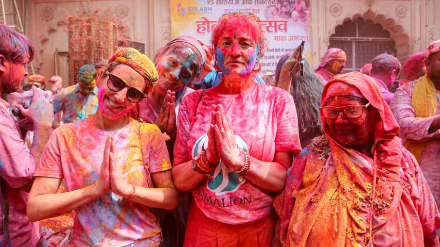 वृंदावन में होली का जश्न