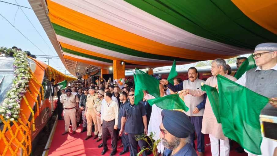 जम्मू तवी-श्रीनगर वंदे भारत ट्रेन को दिखाई हरी झंडी