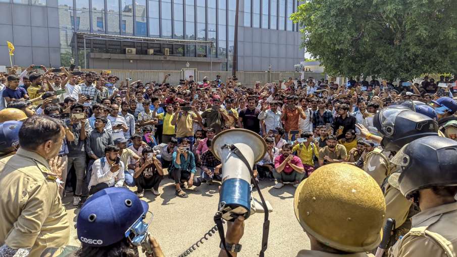 noida workers protest