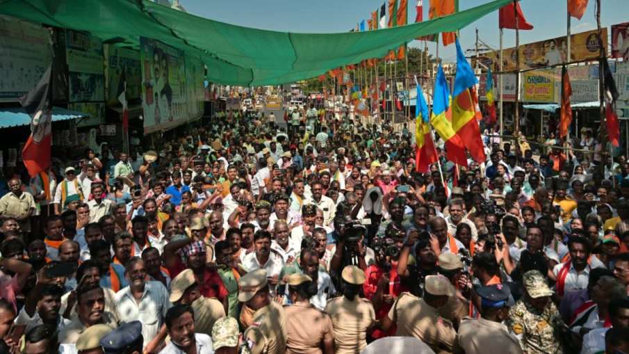 रोड शो के दौरान उमड़ा जनसैलाब।