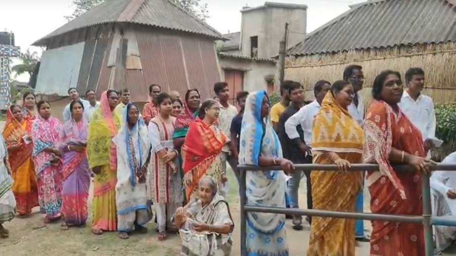 वोट डालने के लिए लाइन में लगी महिलाएं।