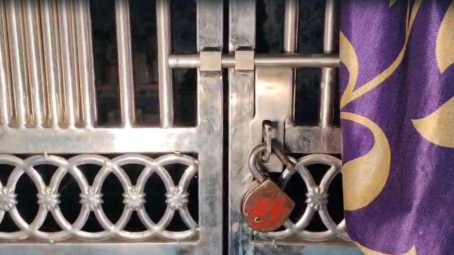 चोरों ने मंदिर पर लगाया ताला।