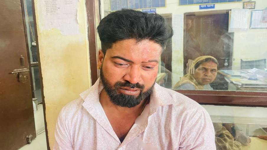 खंभे से टकराते ही आग का गोला बनी कार, शादी से लौट रहे 2 दोस्त जिंदा जले,  तीसरे ने शीशा तोड़कर बचाई जान - India TV Hindi
