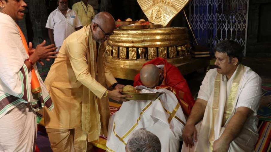अनंत अंबानी ने कराया मुंडन