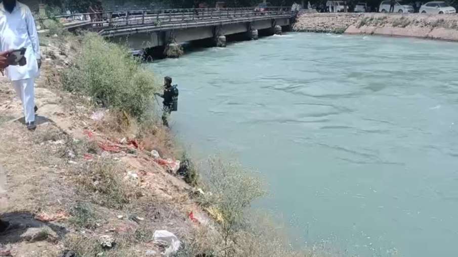 गोताखोरों और बचाव दलों की मदद से मृतका के शव और कार नहर से बाहर निकाला गया।
