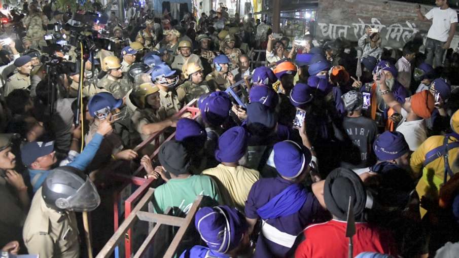 विकासनगर कुल्हाल बॉर्डर पर निहंगों ने की नारेबाजी।
