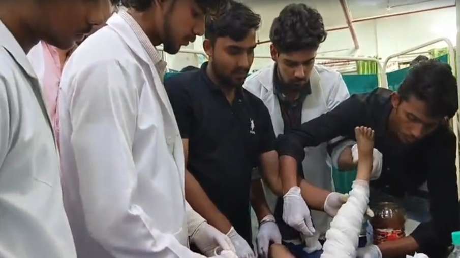 बच्ची का इलाज करते डॉक्टर।